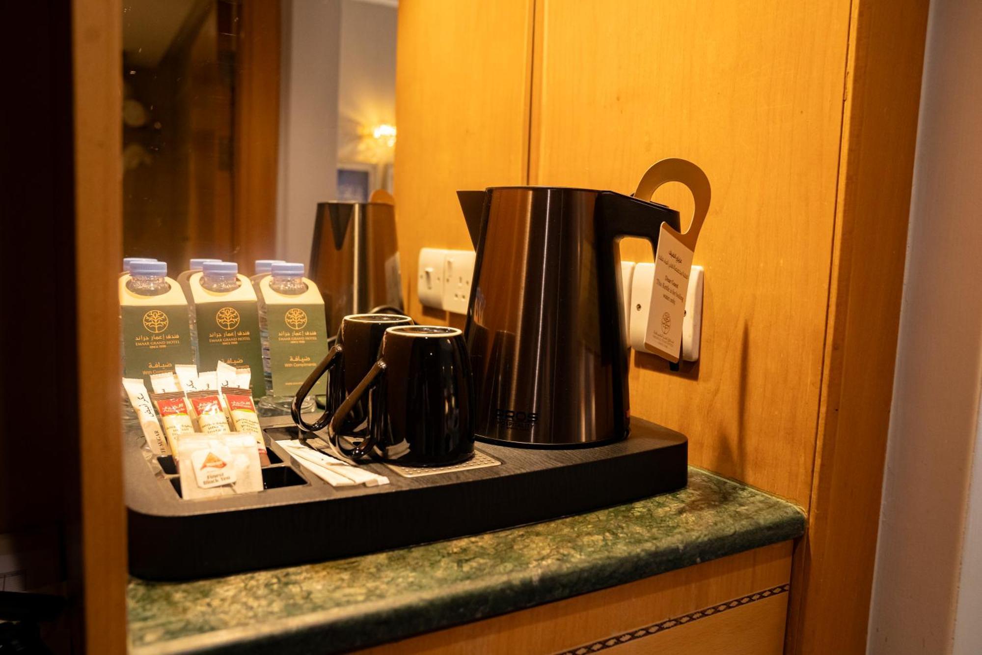 Emaar Grand Hotel Мекка Экстерьер фото A kettle in a hotel room