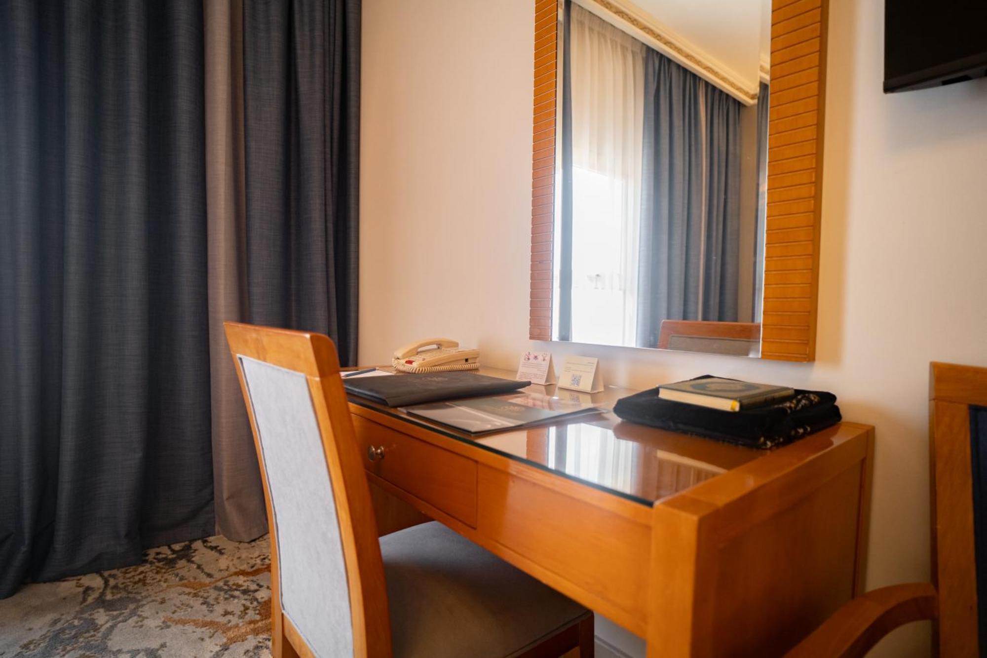 Emaar Grand Hotel Мекка Экстерьер фото A writing desk in a hotel room