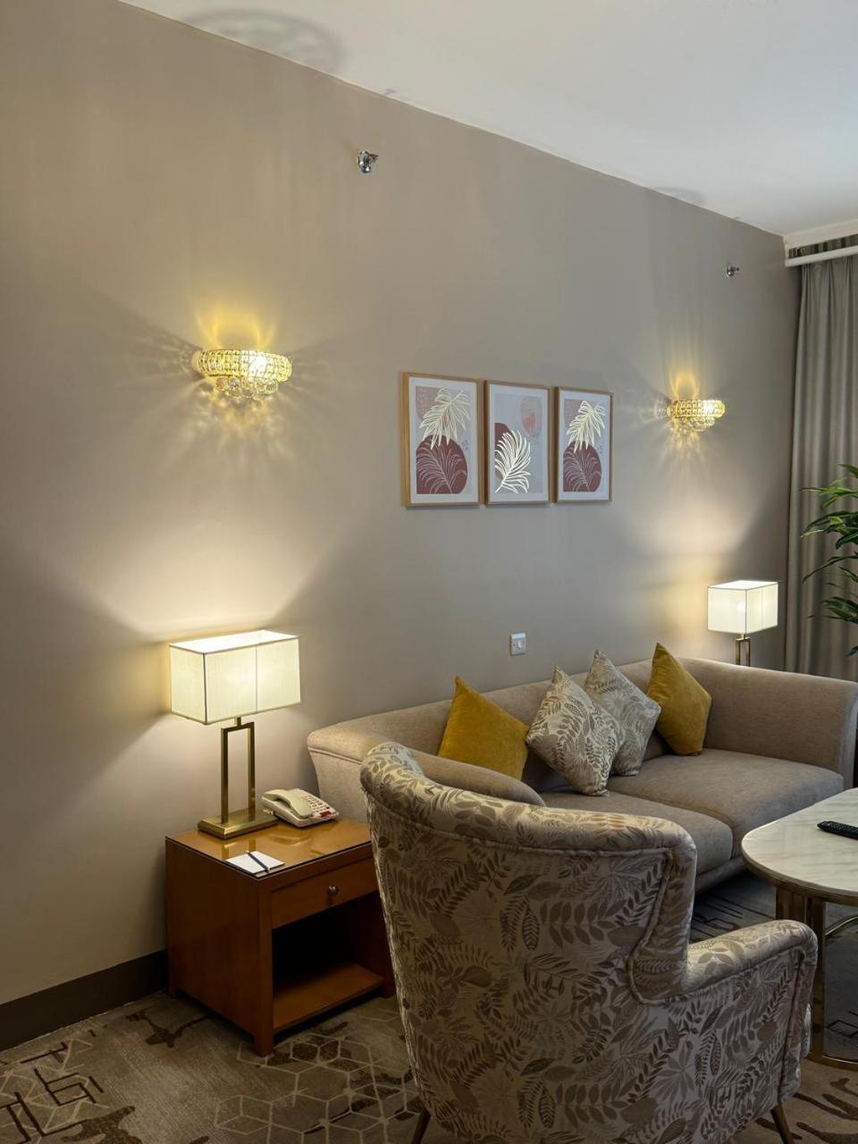 Emaar Grand Hotel Мекка Экстерьер фото A living room with indirect lighting